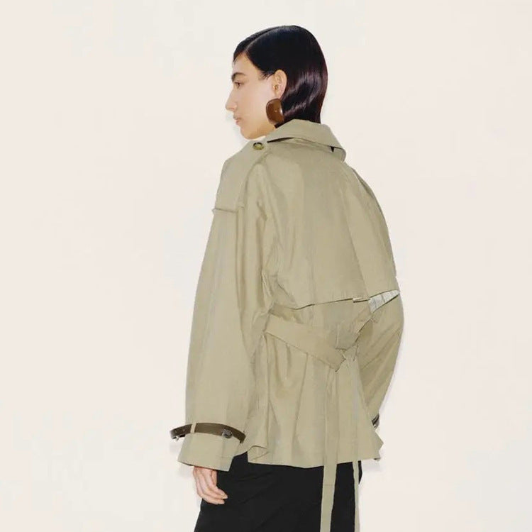 Damen Kurzer Boxy-Trenchcoat mit weitem Revers, Schulterriegeln und verstellbaren Manschetten Nord Taschen