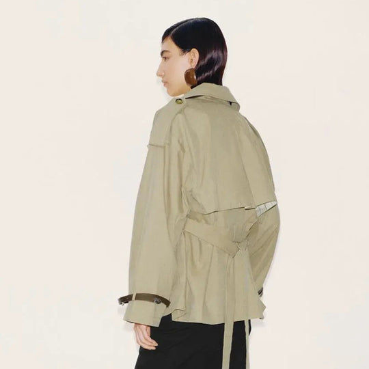 Damen Kurzer Boxy-Trenchcoat mit weitem Revers, Schulterriegeln und verstellbaren Manschetten Nord Taschen