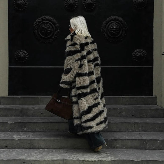 Damen Oversize Kunstpelz-Mantel mit gestreiftem Maxi-Schnitt Nord Taschen