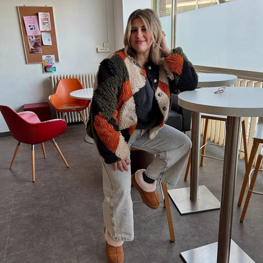 Damen Kurz geschnittene Patchwork‑Teddyjacke mit strukturierter Schlingenfaser und Druckknopfleiste Nord Taschen