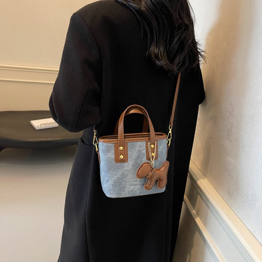 Damen Mini-Tasche aus hochwertigem Material mit abnehmbarem Witz-Anhänger | Nord Taschen