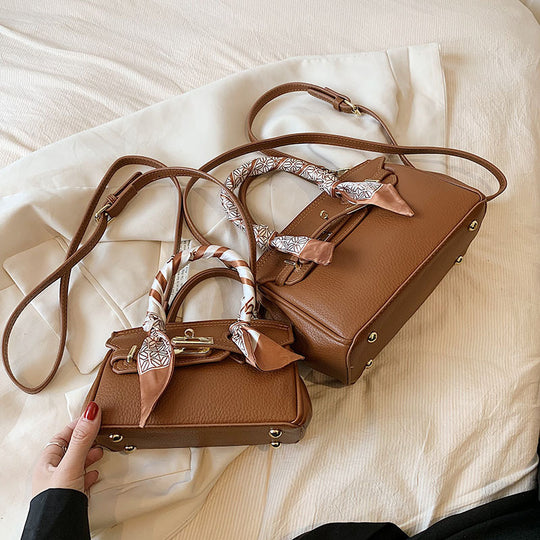 Damen Handtasche mit innovativem Haltegriff und modischen Details | Nord Taschen