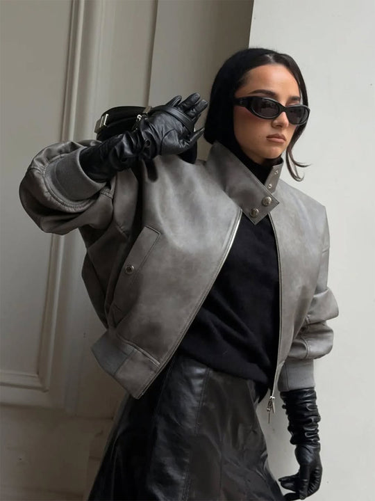 Damen Kurzer Oversize‑Lederimitat‑Bomber mit hohem Stehkragen und Druckknopfdetails Nord Taschen