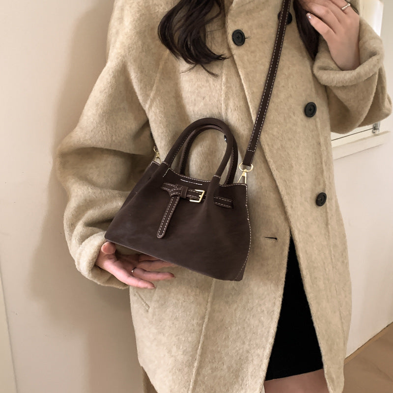 Damen modische Handtasche mit kuscheligem Anhänger Nord Taschen
