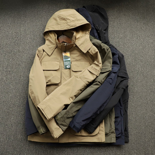Herren urbane Feldjacke mit Mehrfach‑Taschen, windabweisender Oberfläche und verdeckter Kapuze Nord Taschen