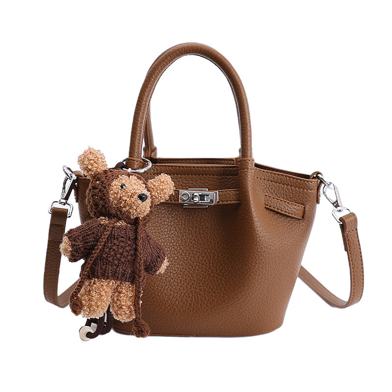 Damen modische Handtasche mit verspieltem Plüschanhänger Nord Taschen