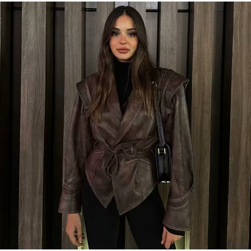 Damen Wickel-Lederjacke mit Taillengürtel, betonter Schulterpartie und femininer Silhouette Nord Taschen