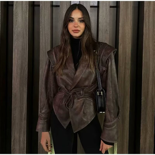 Damen Wickel-Lederjacke mit Taillengürtel, betonter Schulterpartie und femininer Silhouette Nord Taschen