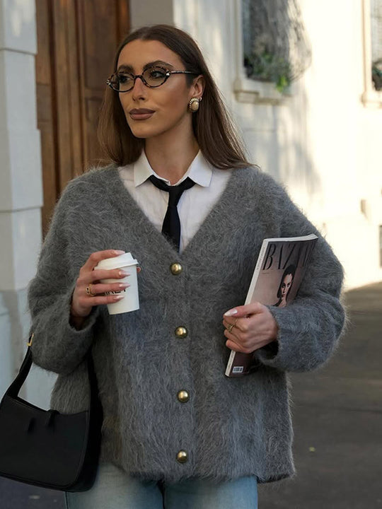 Damen Flauschige Mohair‑Optik Oversize‑Strickjacke mit V‑Ausschnitt und goldenen Zierknöpfen Nord Taschen
