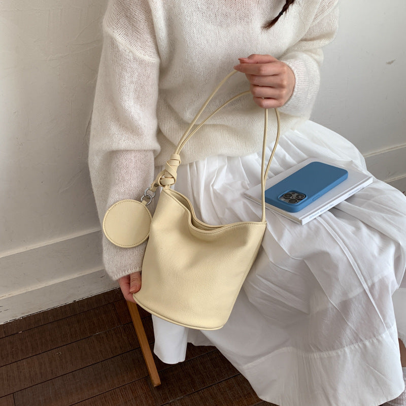 Damen Beuteltasche aus weichem Kunstleder mit abnehmbarem Schlüsselanhänger Nord Taschen
