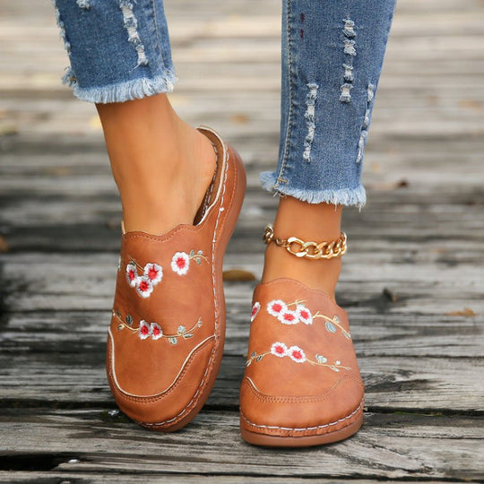 Damen geschlossene Clogs mit floralem Design und komfortablem Fußbett