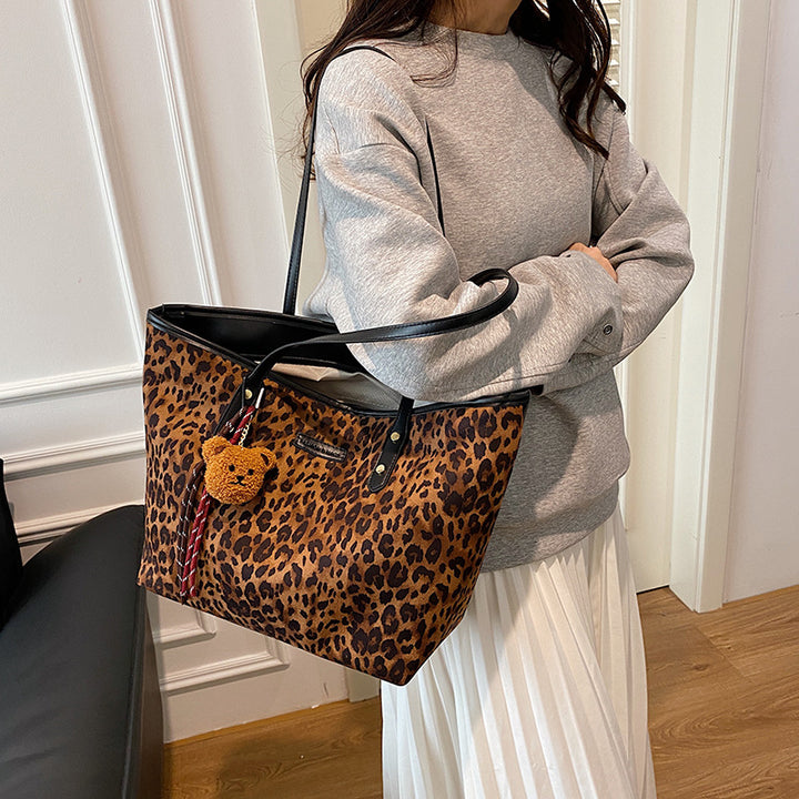 Damen elegante Tragetasche mit verspieltem Anhänger Nord Taschen