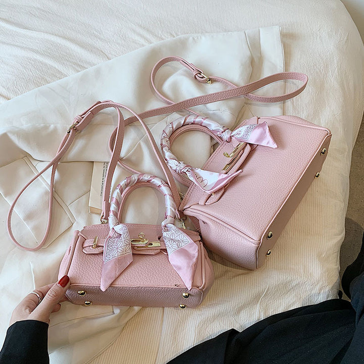 Damen Handtasche mit innovativem Haltegriff und modischen Details | Nord Taschen