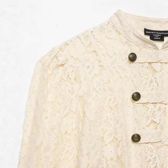 Damen Kurze Spitzenjacke im militärisch inspirierten Stil mit Stehkragen und Zierknöpfen Nord Taschen