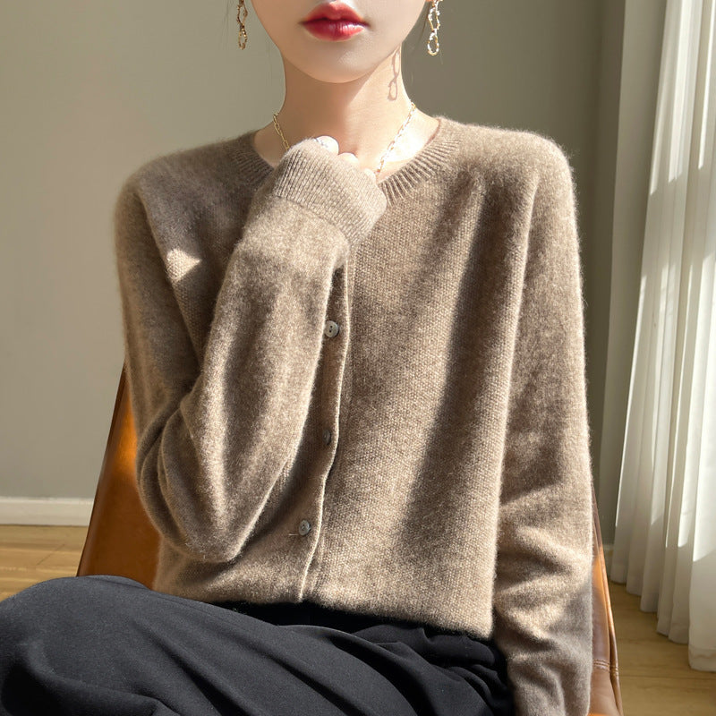 Damen Kurzgeschnittener Feinstrick-Cardigan mit Rundhalsausschnitt und schimmernder Knopfleiste Nord Taschen