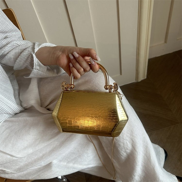 Damen stilvolle Handtasche mit exklusivem Metallgriff Nord Taschen