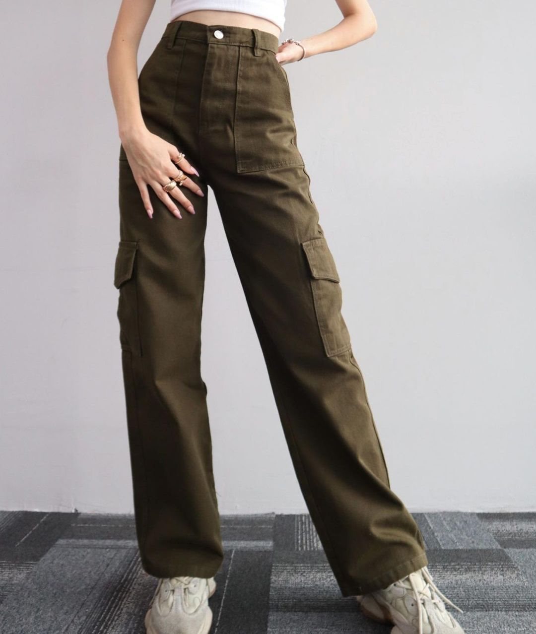 Damen High-Waist-Cargohose aus Twill mit aufgesetzten Klappentaschen und weitem Bein Nord Taschen