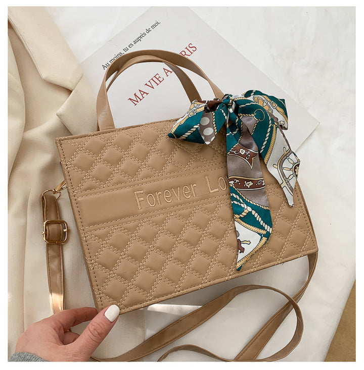 Damen elegante Handtasche mit modernen Details und dekorativem Schal Nord Taschen
