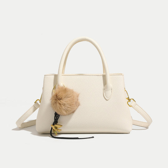 Damen Handtasche aus hochwertigem Kunstleder mit dekorativem Pelzanhänger Nord Taschen