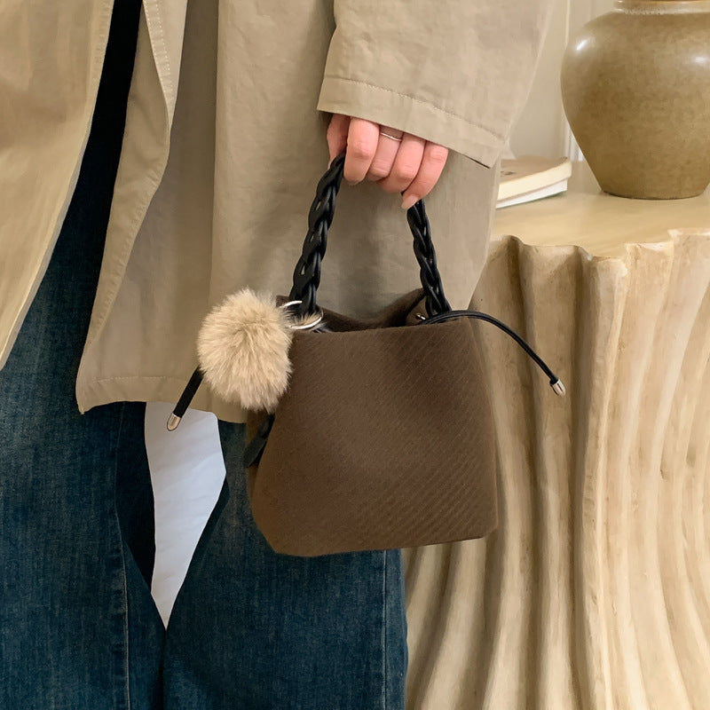 Damen Beuteltasche mit dekorativem Kunstfell und robustem Kettenhenkel Nord Taschen