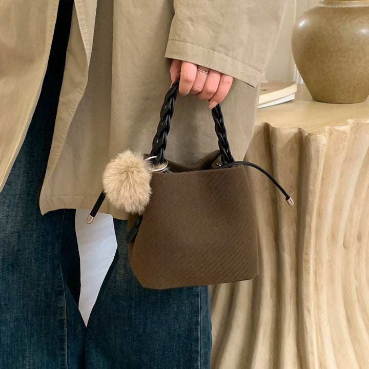 Damen Beuteltasche mit dekorativem Kunstfell und robustem Kettenhenkel Nord Taschen