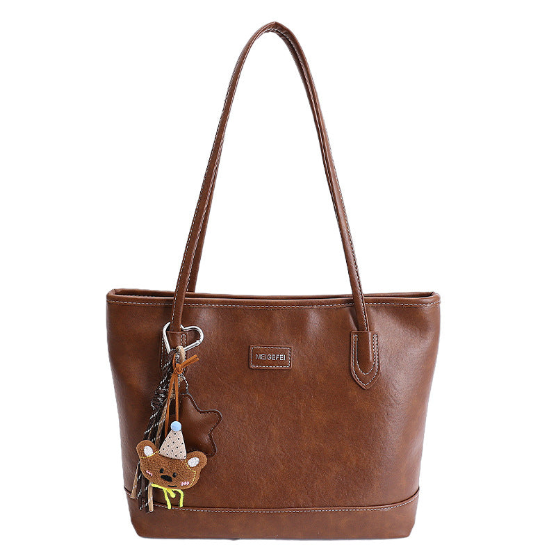 Damen elegante Henkeltasche aus hochwertigem Kunstleder mit charmantem Anhänger Nord Taschen
