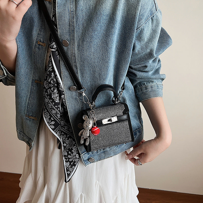 Damen Designer-Handtasche mit funkelndem Strass und verspieltem Anhänger | Nord Taschen