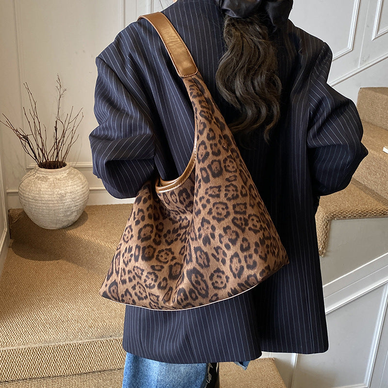 Damen elegante Hobo-Tasche aus hochwertigem Kunstleder mit attraktivem Leopardenmuster Nord Taschen