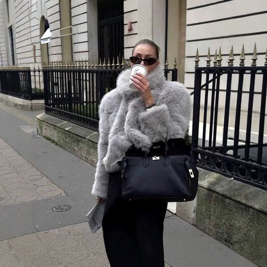 Damen Kurz geschnittener Plüsch‑Bolero mit hohem Stehkragen und kastiger Silhouette Nord Taschen