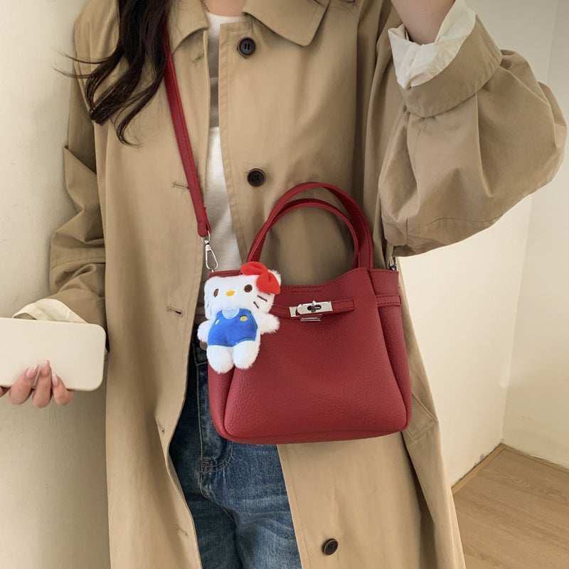 Damen modische Handtasche mit verspieltem Plüschanhänger Nord Taschen