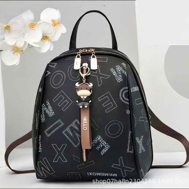 Damen Rucksackhandtasche mit modernem Schriftzug und charmantem Anhänger Nord Taschen