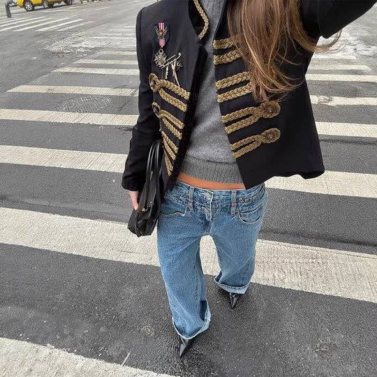 Damen Kurze Militärinspirierte Paradejacke mit goldener Kordelverzierung Nord Taschen