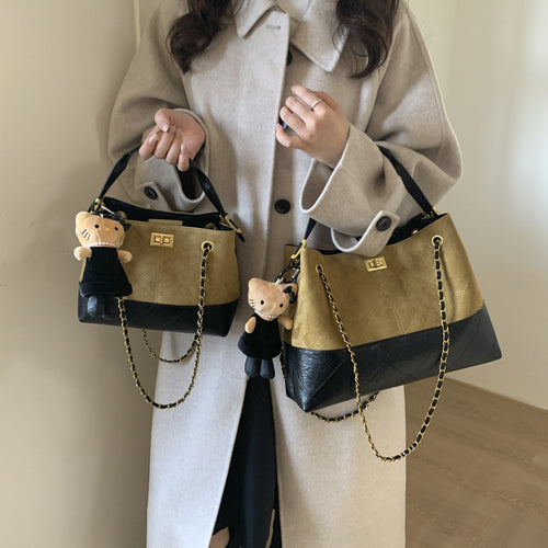 Damen Umhängetasche mit elegantem Kettenakzent und niedlichem Anhänger Nord Taschen