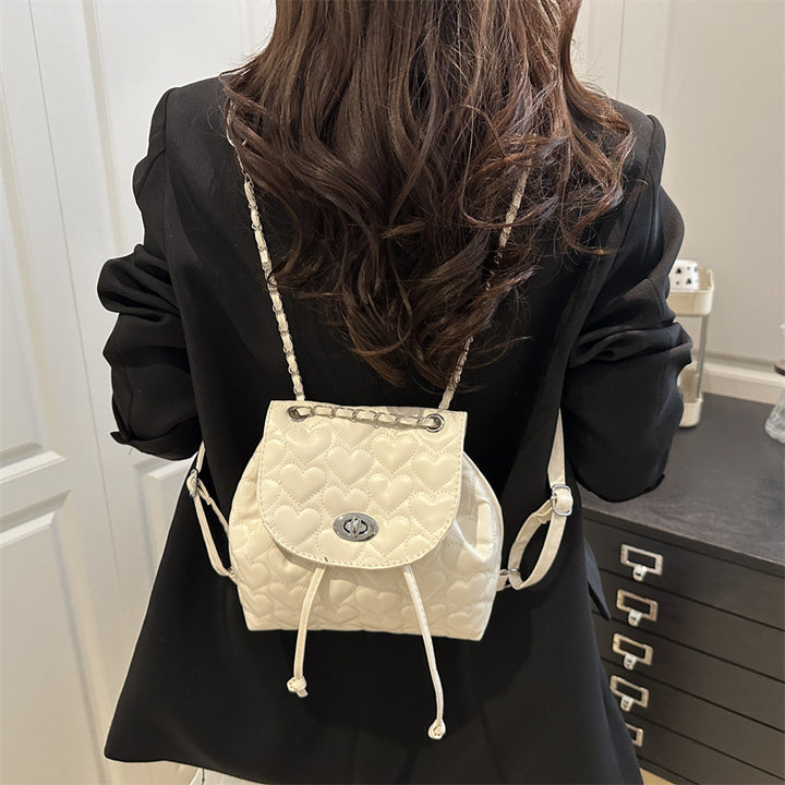 Damen Rucksackhandtasche mit elegantem Herzdesign und Kettenakzenten Nord Taschen
