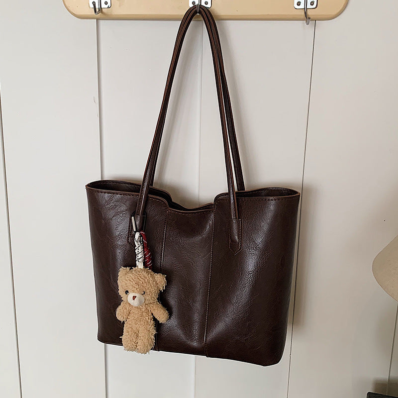 Damen Tasche mit eleganter Struktur und verspieltem Anhänger Nord Taschen