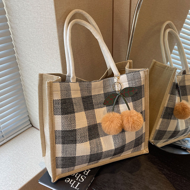 Damen Jute Tragetasche mit stilvollem Karomuster und verspieltem Pompon Nord Taschen