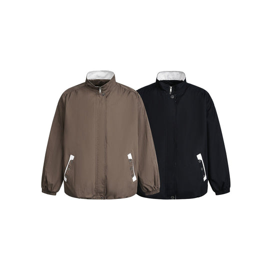Unisex Kurz geschnittene leichte Windblousonjacke mit Stehkragen, verdecktem Reißverschluss und kontrastierten Pattentaschen Nord Taschen