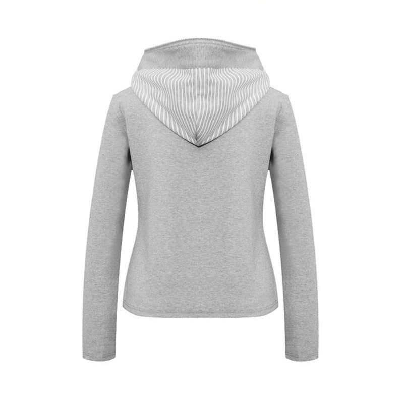 Damen taillierte Kapuzen‑Sweatjacke mit dekorischer Doppelreihe und Metallknöpfen Nord Taschen