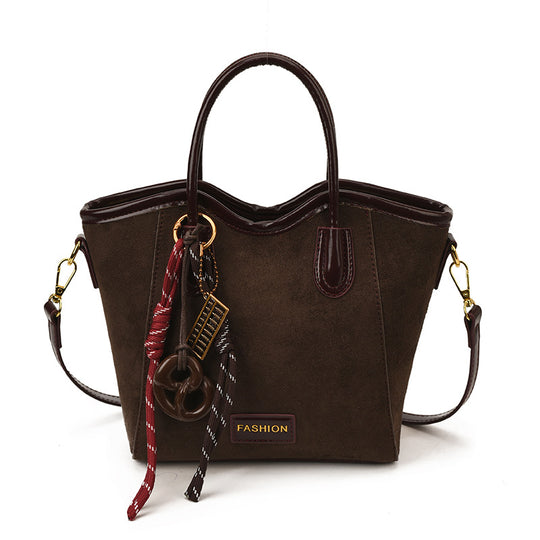 Damen Handtasche aus weichem Wildleder mit dekorativen Anhängern Nord Taschen