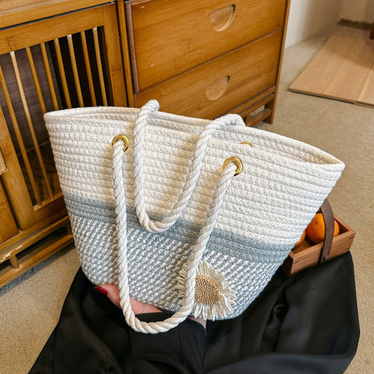 Damen Trendige Strandtasche mit geflochtenen Griffen und dekorativer Blüte Nord Taschen