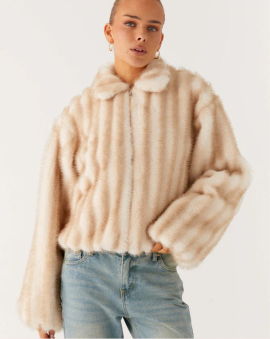 Damen Kurzjacke aus luxuriösem Hochflor-Kunstpelz mit Reißverschluss und voluminösen Ärmeln Nord Taschen
