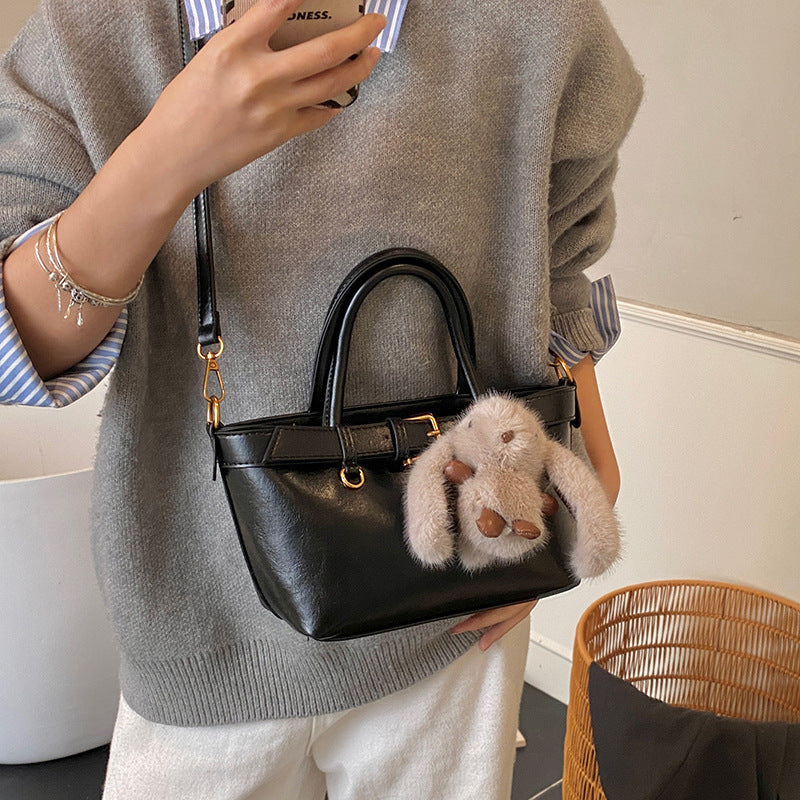 Damen elegante Handtasche mit flauschigem Anhänger Nord Taschen