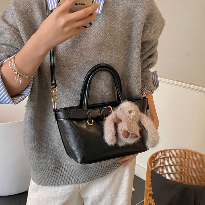 Damen elegante Handtasche mit flauschigem Anhänger Nord Taschen