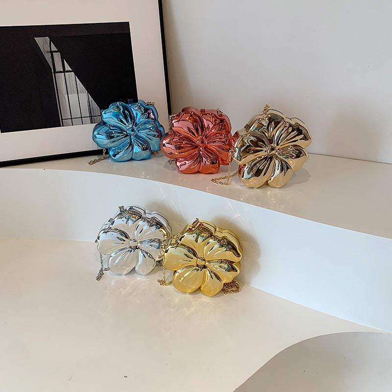 Damen Clutch Tasche im stilvollen Blumen-Design Nord Taschen