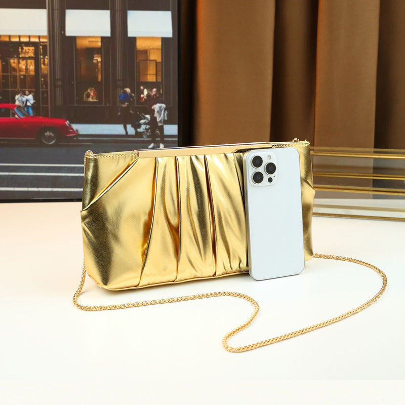Damen Clutch mit luxuriösem Faltendesign und schimmernder Oberfläche Nord Taschen
