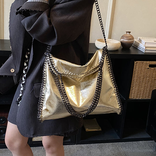 Damen Metallic Handtasche mit Kettenakzent und modischem Design Nord Taschen