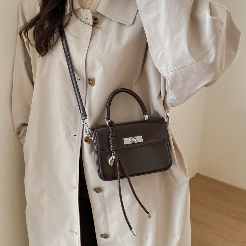 Damen Handtasche mit elegantem Kettenverschluss und abnehmbarem Schulterriemen Nord Taschen