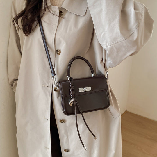 Damen Handtasche mit elegantem Kettenverschluss und abnehmbarem Schulterriemen Nord Taschen