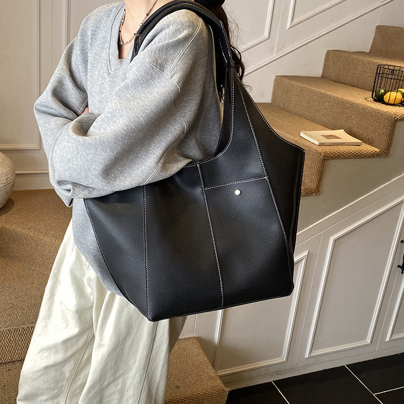 Damen stilvolle Handtasche mit zwei seitlichen Fächern Nord Taschen