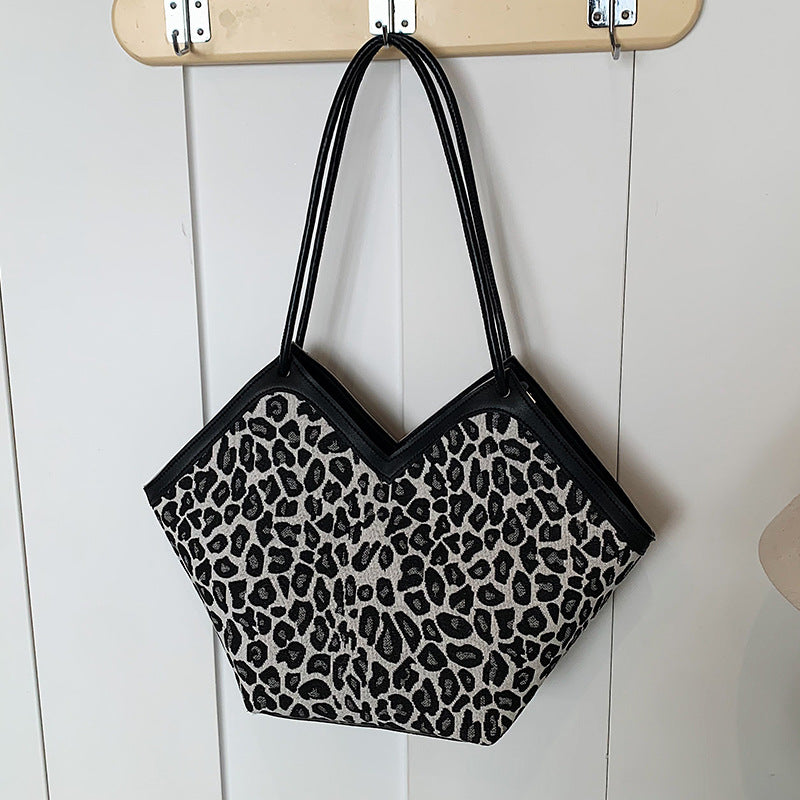 Damen Hobo-Tasche mit elegantem Leopardenmuster und praktischem Plüschanhänger Nord Taschen